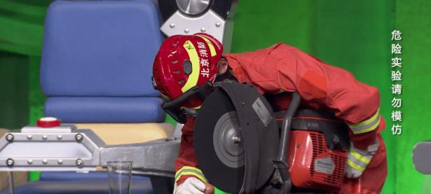 九游- 粤西雪豹队鏖战嵩山暴熊队，橄榄球半决赛惊险晋级，核心复出即建功。防线高度稳定